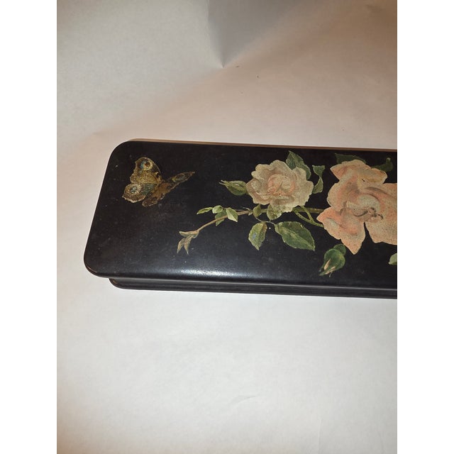Japanese Victorian Era Lacquered Storage Box With Rose and Butterfly Details For Sale In San Antonio - Image 6 of 8
