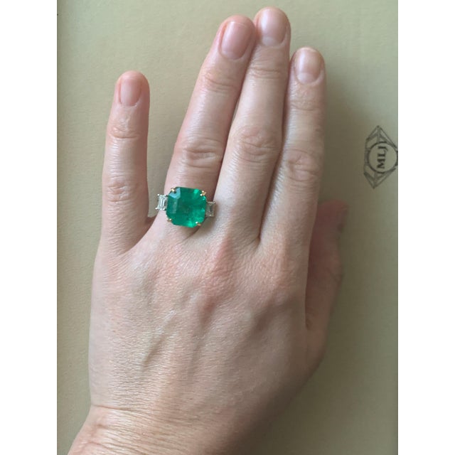 AGL Certified 10.25 Ct Colombian Emerald & Diamond 18 Kt Gold Two-Tone Ring For Sale - Image 13 of 18