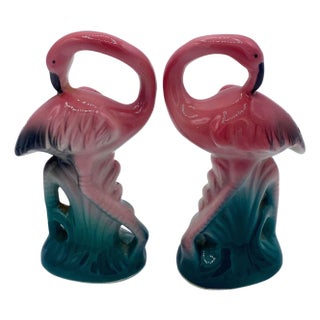 1980s Pink & Green Flamingo Ceramic Tabletop Matching Salt & Pepper Shaker Set For Sale