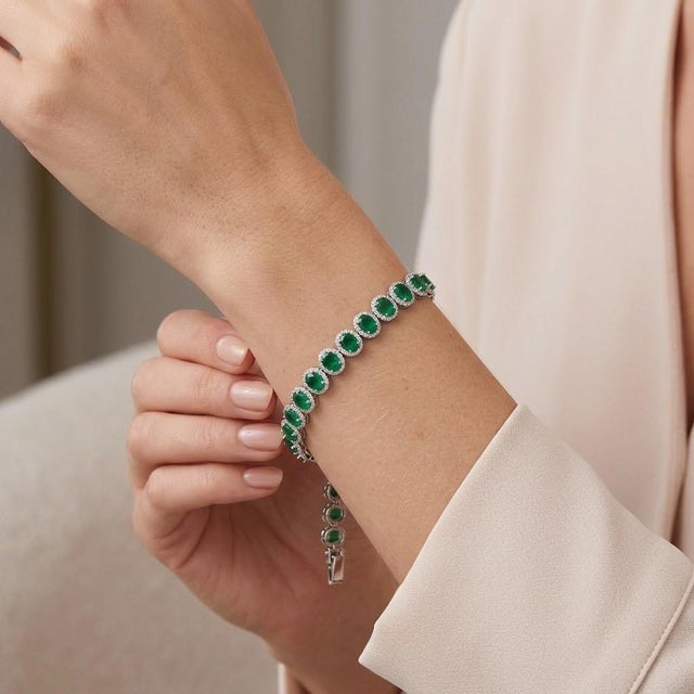 18k White Gold Bracelet with 14.84 carats of oval green emeralds and 4.13 carats of round white diamonds. 28.13 grams. 7.5...
