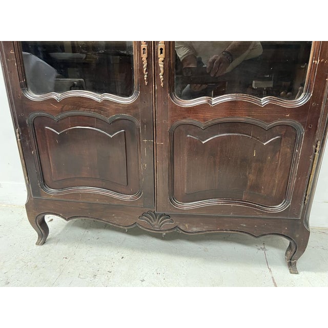 Small Regency-style display cabinet in solid oak Two glass doors with lower shelves Cabriole legs at the front Good...