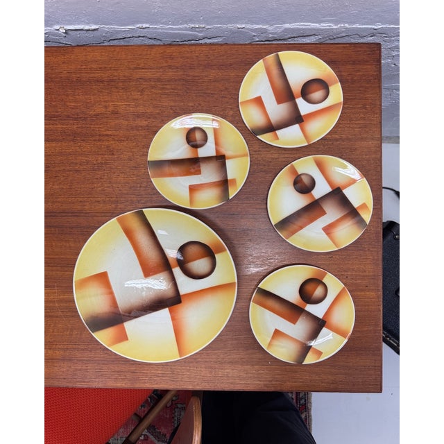 Art Deco / Bauhaus | 1930s Set of 5 ceramic plates from the interwar period: 1 large plate + 4 small ones. Decorated using...