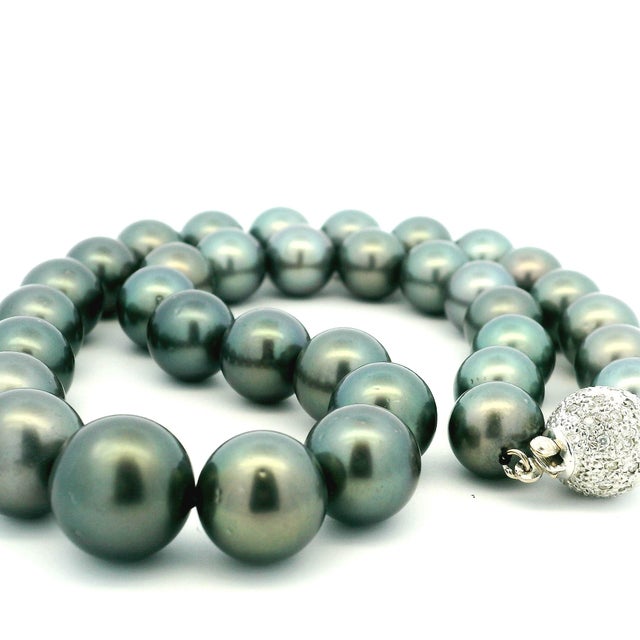 1990s Graduated Tahitian Black Pearl Necklace With Diamond Clasp For Sale In Miami - Image 6 of 11
