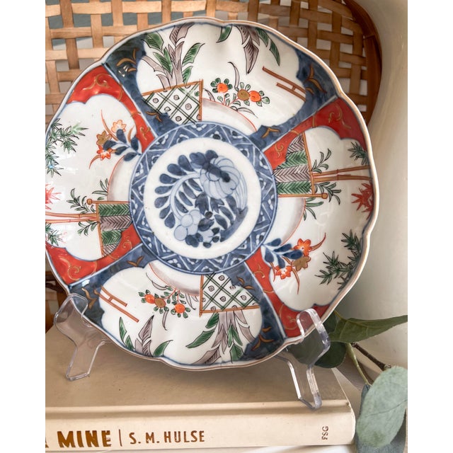 Chinoiserie Vintage Imari-Style Porcelain Decorative Plate | Chinoiserie Accent | Red & Blue Floral Dish For Sale - Image 3 of 5