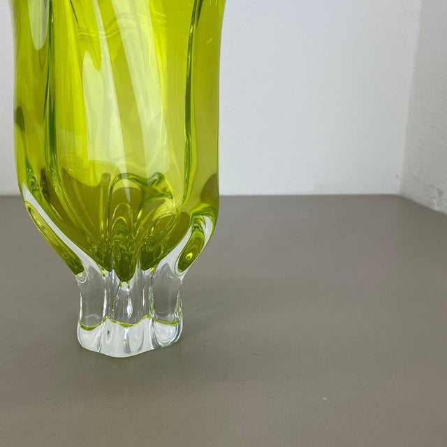 Large Abstract Yellow Green Murano Glass Vase, Italy, 1970 For Sale - Image 6 of 18