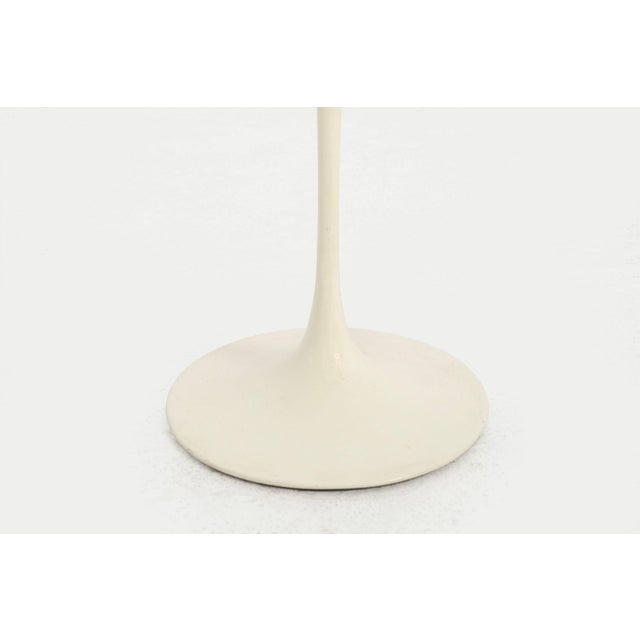 1960s Eero Saarinen for Knoll “Tulip” Side Table, c.1960 – Early Carrara Marble Top For Sale - Image 5 of 8
