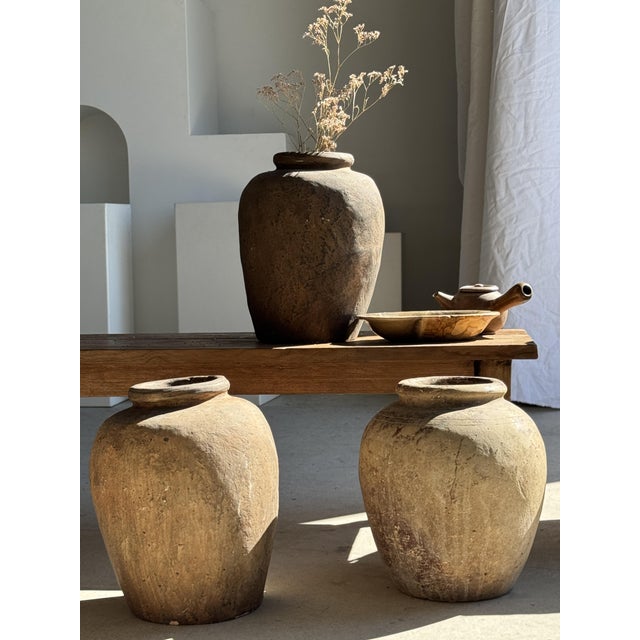 Borneo vase in brown terracotta. Weight: 6.9 kg, Height: 35 cm; Maximum diameter: 23 cm; Neck diameter: 14 cm. Raw pot...