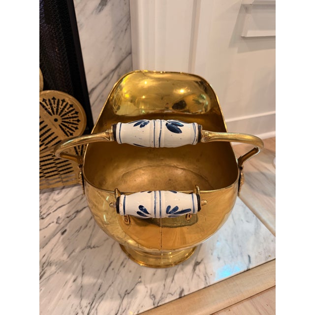 1960s Large Brass Coal Scuttle / Fireplace Log Bucket With Lion Mask Mounts & Delft-Style Ceramic Handles - For Sale - Image 5 of 9