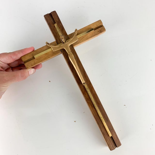 Mid-Century Modern Vintage Wood Brass Wall Crucifix Cross Jesus Christ Mid Century Iconography MCM For Sale - Image 3 of 9