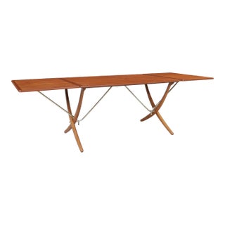 Danish Modern at-304 Dining Table by Hans J. Wegner in Teak and Oak For Sale