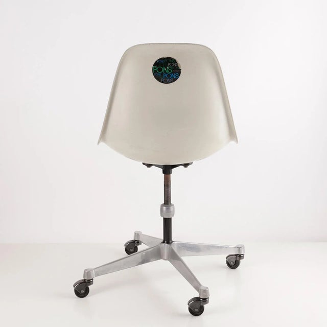 Herman Miller Swivel Office Chair in Aluminum and Fiberglass by Charles & Ray Eames for Herman Miller, 1970s For Sale - Image 4 of 11