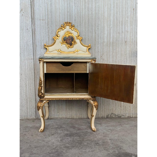 Late 19th Century Pair of White Venetian Nightstands with Marble Top and Crest Handpainted Motifs For Sale - Image 4 of 18