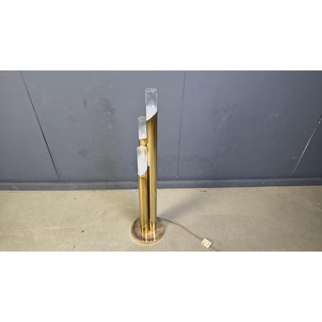 Beautiful vintage floor lamp with a brass structure and murano glass lamp shades. The lamp emits a nice soft and diffuse...