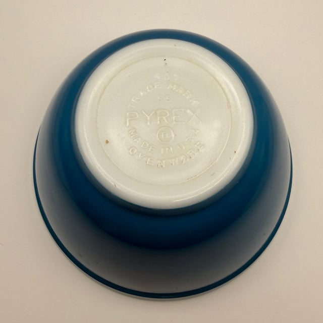 Vibrant 1940s Pyrex Primary Colors Mixing Bowl Complete Set For Sale - Image 17 of 17