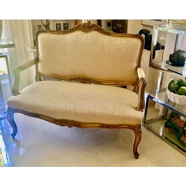French Early 20th Century French Louis XV Style Giltwood Carved Settee in Cream Upholstery For Sale - Image 3 of 9