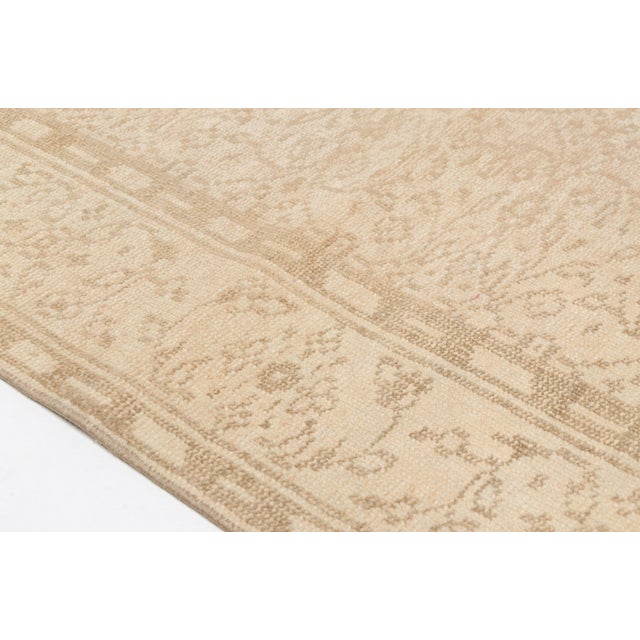 1960s Mid 20th Century Biege Turkish Home Living Rug For Sale - Image 5 of 10