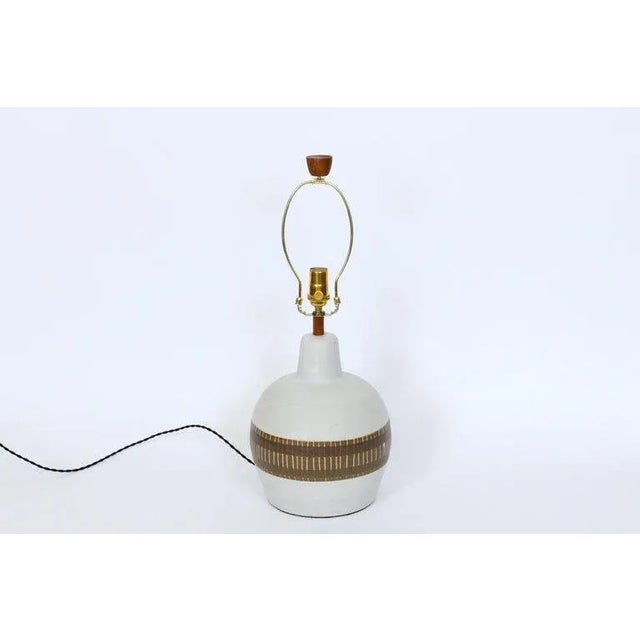 1950s Gordon Martz for Marshall Studios Banded White Table Lamp For Sale - Image 5 of 12