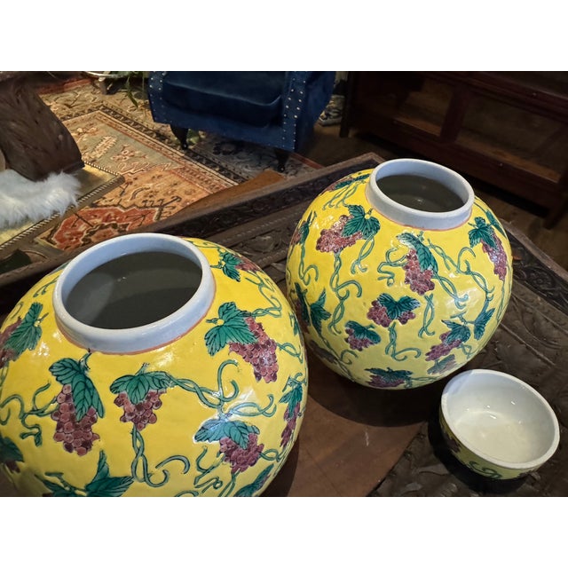 Yellow Pair of Vintage Chinese Ginger Jars- Yellow Grapevine For Sale - Image 8 of 12