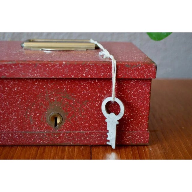 Treasure or jewelry box, this old box dates from the 40s. Carefully crafted, it is a testament to the sober and elegant...