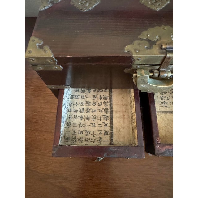 Mid 20th Century Vintage Chinoiserie Lacquered Wooden Jewelry Box Adorned With Brass Hinges & Koi Fish Latch For Sale In Raleigh - Image 6 of 12