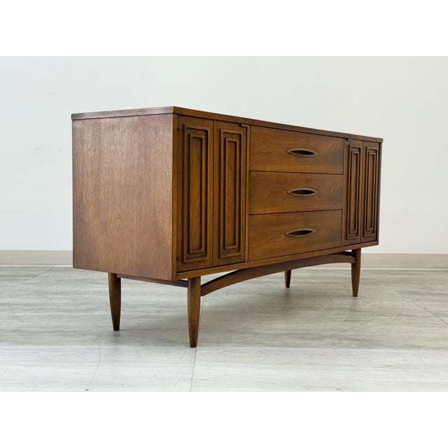 1960s Broyhill Sculptra Mid-Century Modern Walnut Credenza Lower Height / Tv Stand For Sale - Image 5 of 11