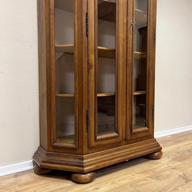 Baroque Display Cabinet in Walnut For Sale - Image 5 of 16
