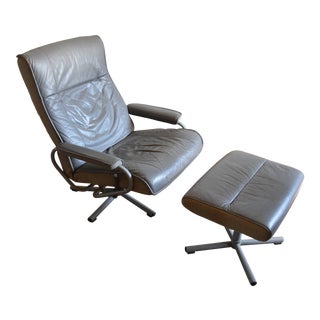 1980s Kebe Mid-Century Style Gray Leather Swivel Chair with Foot Rest, 2 Pieces For Sale