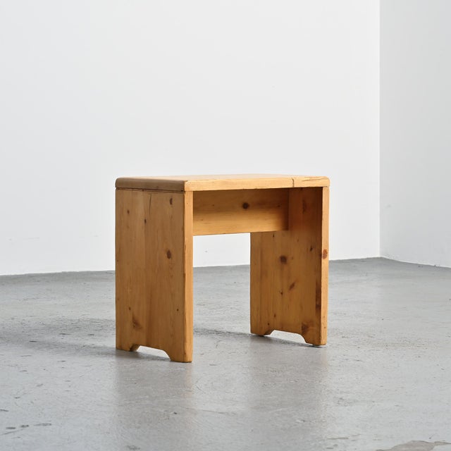 Solid pine stool with an inverted U-shaped base, created for the Les Arcs 1800 ski resort. The design is based on a simple...