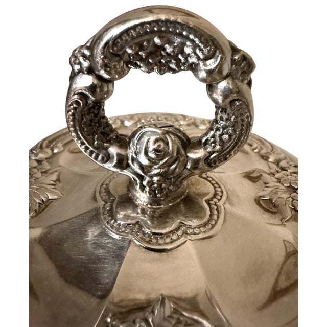 Rococo Vintage Rococo Oneida Usa Silverplate Covered Ice Bucket Ornate Floral Lid Glass Liner For Sale - Image 3 of 9