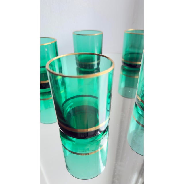 1950s 1950s Mid-Century Modern Emerald Green Whiskey Glasses With Gold Rim - Set of 5 For Sale - Image 5 of 9