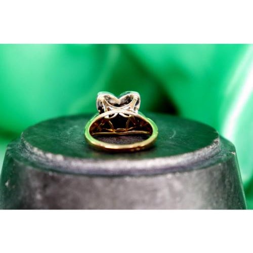 Gold and Silver Flower-Shaped Ring with Diamond Chips For Sale - Image 4 of 7