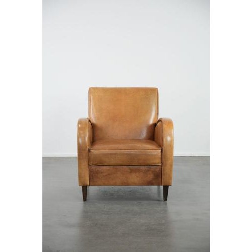 Luxurious leather armchair crafted from cowhide with a beautiful, warm color and a timeless English design. : This...