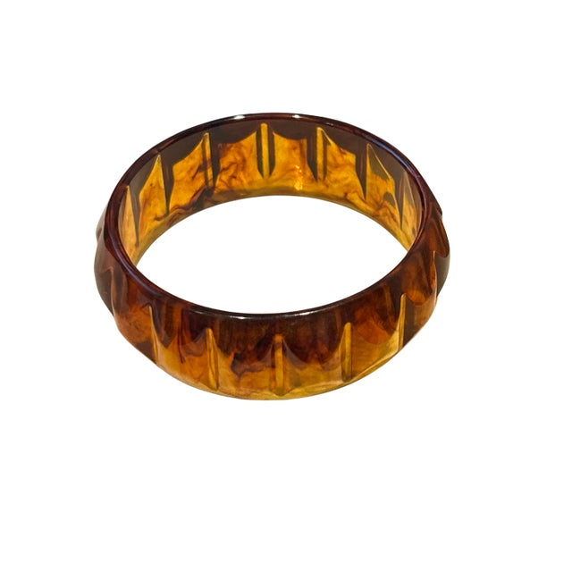 Bakelite Vintage Carved Bakelite Bangle Bracelet in Marbled Amber Root Beer Tones For Sale - Image 4 of 7