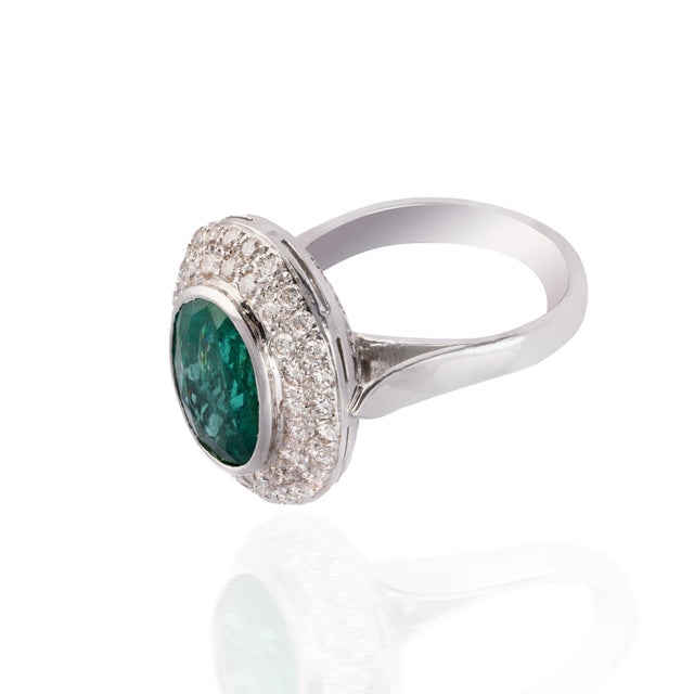 2020s Estate 0.85ct Diamond & 4.72ct Emerald Ring in 18k Gold For Sale - Image 5 of 6