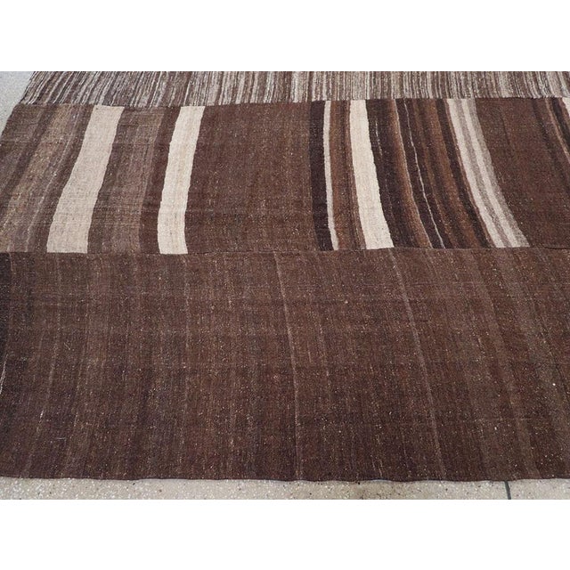 Galerie Shabab Collection Mid-20th Century Turkish Flatweave Kilim Carpet For Sale In New York - Image 6 of 9