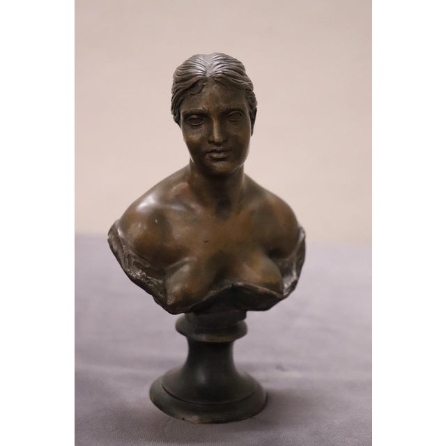 We present this splendid small bronze sculpture depicting the bust of a young woman dating back to the early 20th century....
