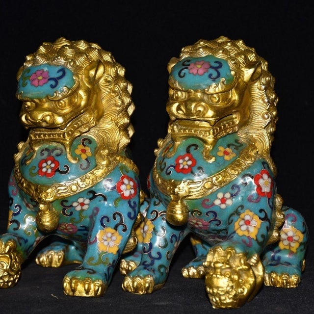 Pair of Vintage Cloisonné Gilt Bronze Guardian Lion Statues With Turquoise Enamel For Sale - Image 4 of 11