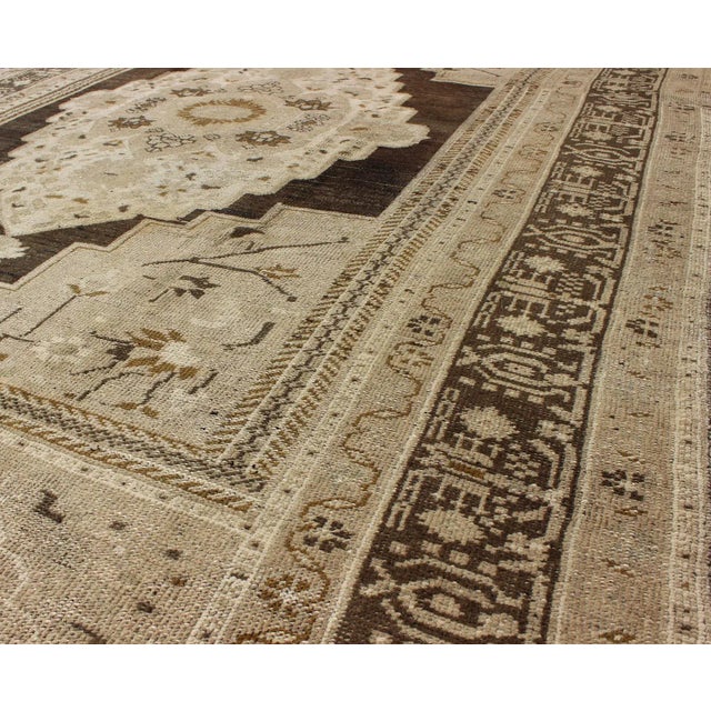 Mid 20th Century Floral Medallion Turkey Oushak Vintage Rug in Ivory, Taupe, Brown and Olive 6′1″ × 9′6″ For Sale - Image 5 of 9