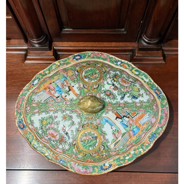 Early 20th Century Antique Chinese Porcelain Famille Rose Medallion Tureen With Scalloped Lid For Sale - Image 5 of 15