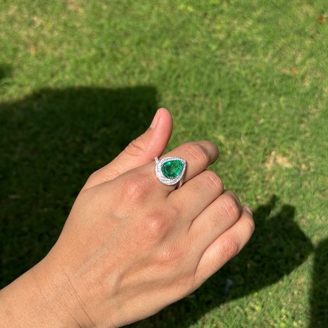 VRJewels 3.74ct Pear Shape Emerald Diamond Double Halo Cocktail Ring 18k Gold Size 4 For Sale - Image 9 of 18