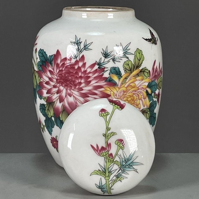 White Famille Rose Porcelain Covered Jar With Chrysanthemum & Butterfly Motif For Sale - Image 8 of 9