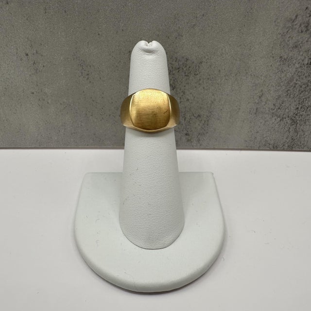 This designer David Yurman signet ring is crafted in luxurious 18kt yellow gold and showcases the brand’s timeless...