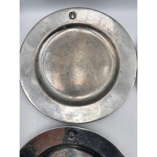 Vintage 4 - Wilton Armetale Pewter Colonial Liberty Crest 10.5" Dinner Plates For Sale - Image 4 of 13