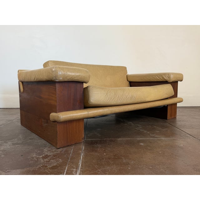 1980’s tan / beige leather loveseat in good vintage condition, minor discoloration, scratches on the leather and on the...