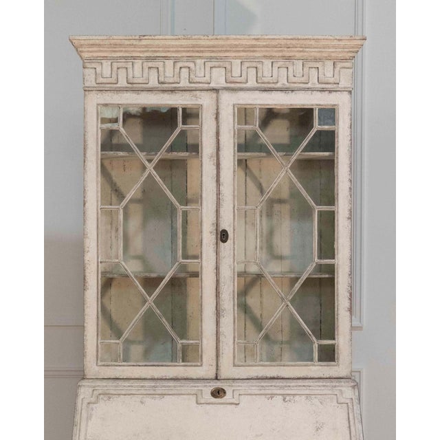 European two-part vitrine cabinet with fine carvings, circa 1790 For Sale - Image 14 of 17