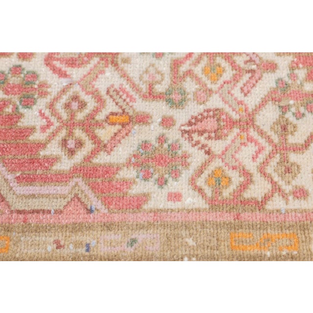 A large town in the Greater Hamadan Weaving Area, specializing in single-wefted scatters, room sizes, gallery carpets,...