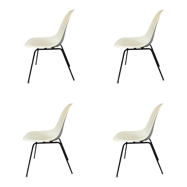 Set of 4 Vintage White Fiberglass Eames Chairs by Herman Miller For Sale