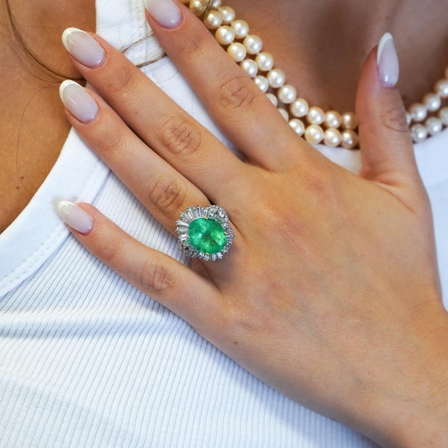 1990s 6.8 Carat Oval Cut Colombian Emerald and Diamond Platinum Ring, Size 4.5 For Sale - Image 12 of 13