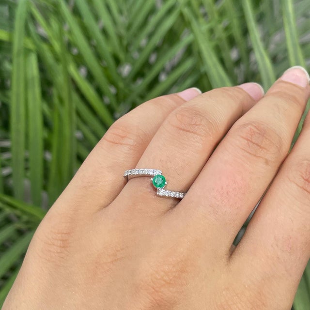 Minimalist Hallmarked 925 Silver Round 0.29 Ct Emerald & Diamond Ring Size 7 For Sale - Image 4 of 12
