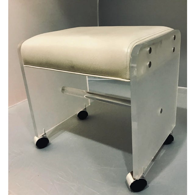 Very nice vanity bench by hill manufacture, comes with vinyl cushion, has 4 wheels.